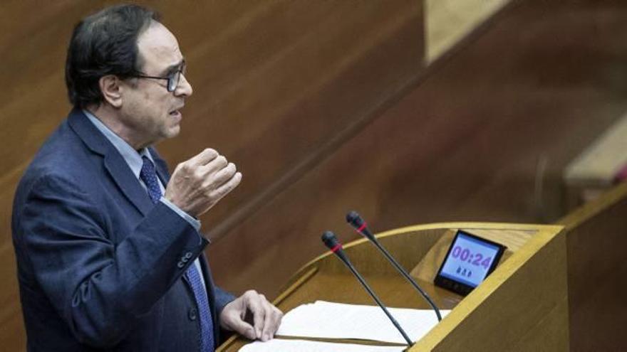 El conseller Vicent Soler interviene en el debate de ayer en las Cortes.