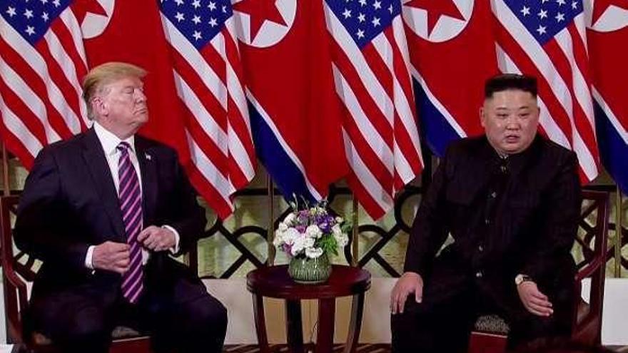 Trump y Kim, en su primera reunión de ayer en Hanoi. // DPA / E. Press