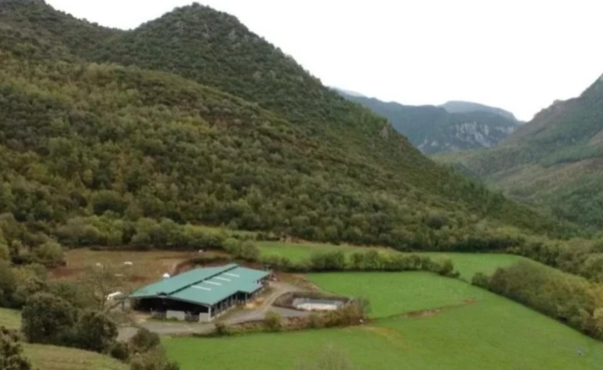 Imagen de la granja de la SAT Brams, en Pujol, (Baix Pallars, en la comarca del Pallars Sobirà), entre las montañas de Peramea.