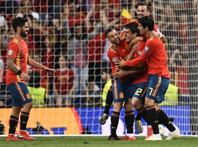 El delantero de España Mikel Oyarzabal (3R) celebra su gol con sus compañeros durante el partido de clasificación de la UEFA Euro 2020 Grupo F entre España y Suecia en el estadio Santiago Bernabéu de Madrid.