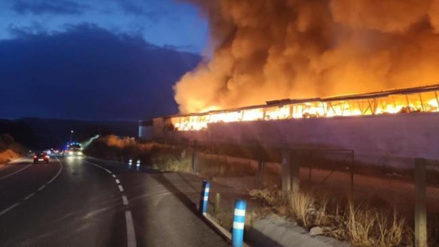 El fuego calcina una nave industrial abandonada en la carretera de Aspe