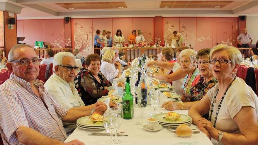 Los miembros de la asociación, durante la comida del homenaje.