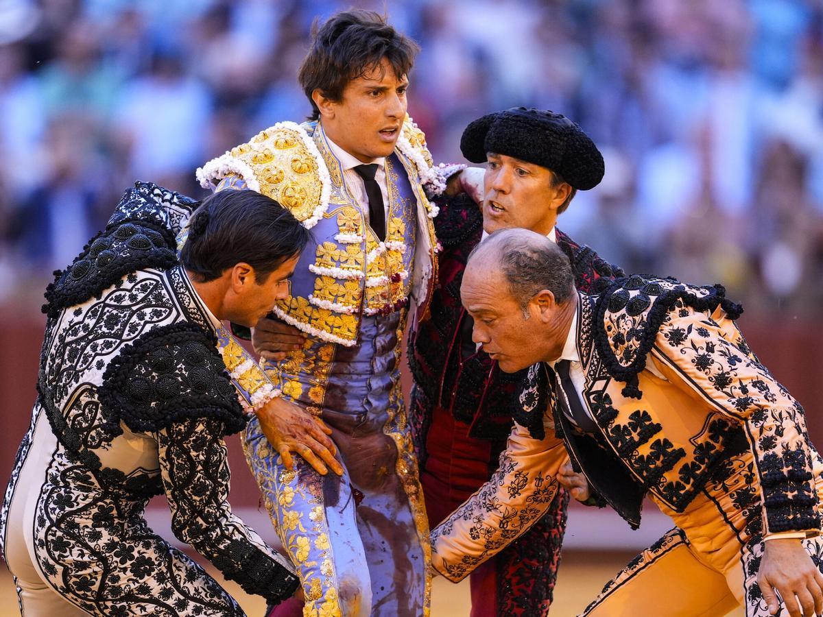 El torero Roca Rey es cogido por el quinto todo de la tarde en la decimotercera del abono taurino. A 23 de abril de 2026 en Sevilla (Andalucía, España). En la duodécima corrida de abono en la Plaza de la Real Maestranza, los toreros José María Manzanares, Roca Rey y Javier Zulueta son los protagonistas con toros de la ganadería de Victoriano del Río y Toros de la Corte. Joaquín Corchero / Europa Press 23/4/2026. Roca Rey;José María Manzanares;Javier Zulueta;Joaquín Corchero;category_code_new