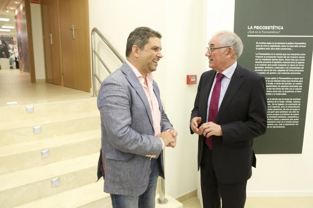 Inauguración de la exposición del psicoesteta Ramiro en la sala de exposiciones de Caja Rural