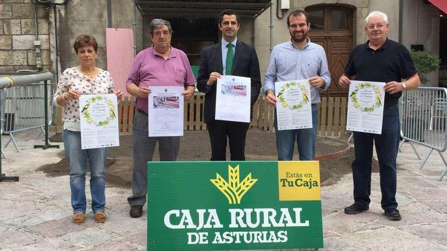 Viri Iglesias (concejala de Cultura), Agapito Melendreras (presidente de la peña de Belonciu), Alberto Morán (director de la Caja Rural de Infiesto), el alcalde Iván Allende y Pepe Canteli (de la peña de Belonciu) en Infiesto.