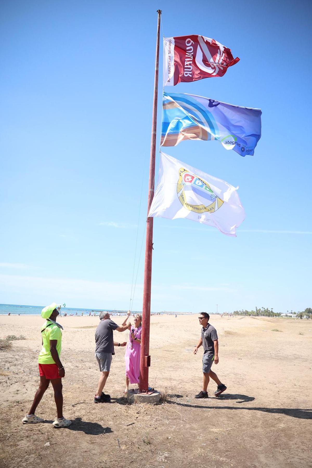 Distintivos en la playa de Burriana.
