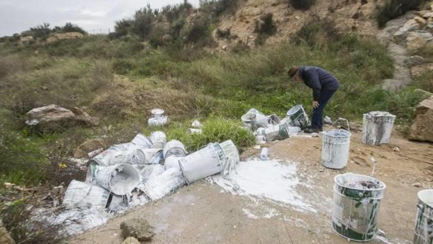 Las latas de pintura reventadas y tiradas en un barranco de Villafranqueza, ayer.