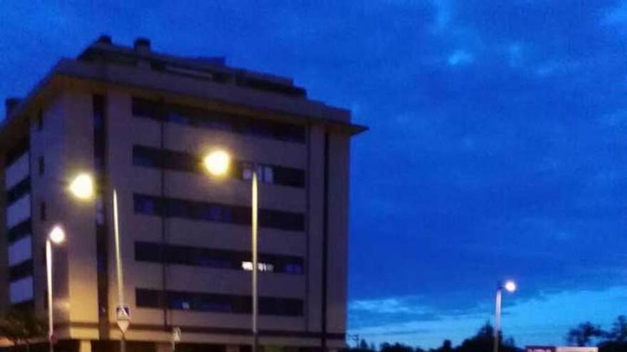 Las huellas de las frenadas tras la última carrera, en la calle Josefina Martínez.