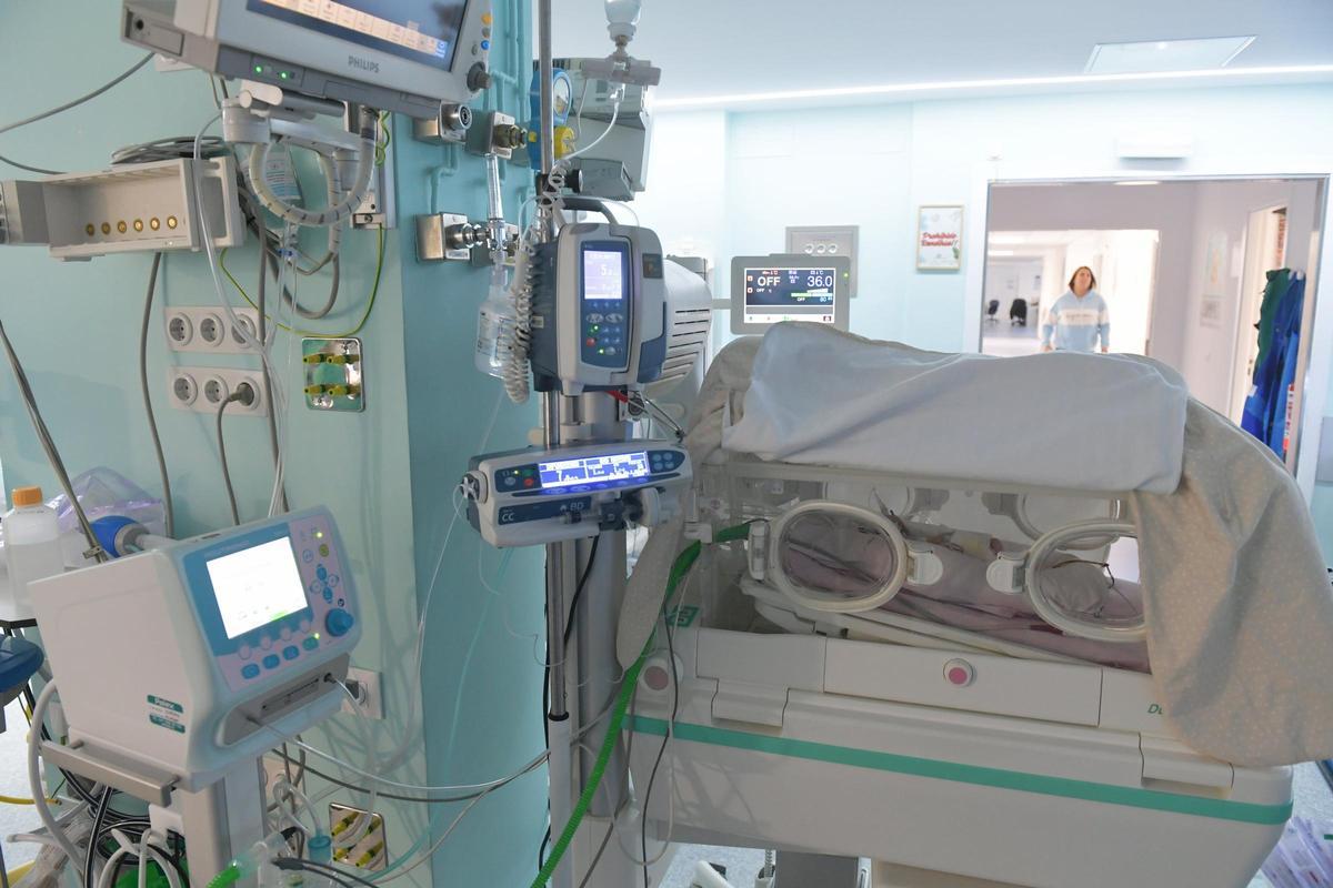 Una incubadora en la UCI de la Unidad de Neonatología del Materno.
