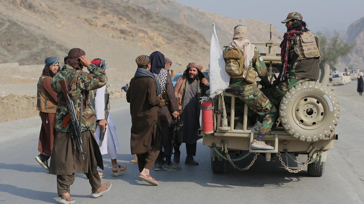 Soldados talibanes afganos vigilan en el paso fronterizo de Torkham, en el lado de Afganistán. Soldados talibanes afganos vigilan en el paso fronterizo de Torkham, en el lado de Afganistán.