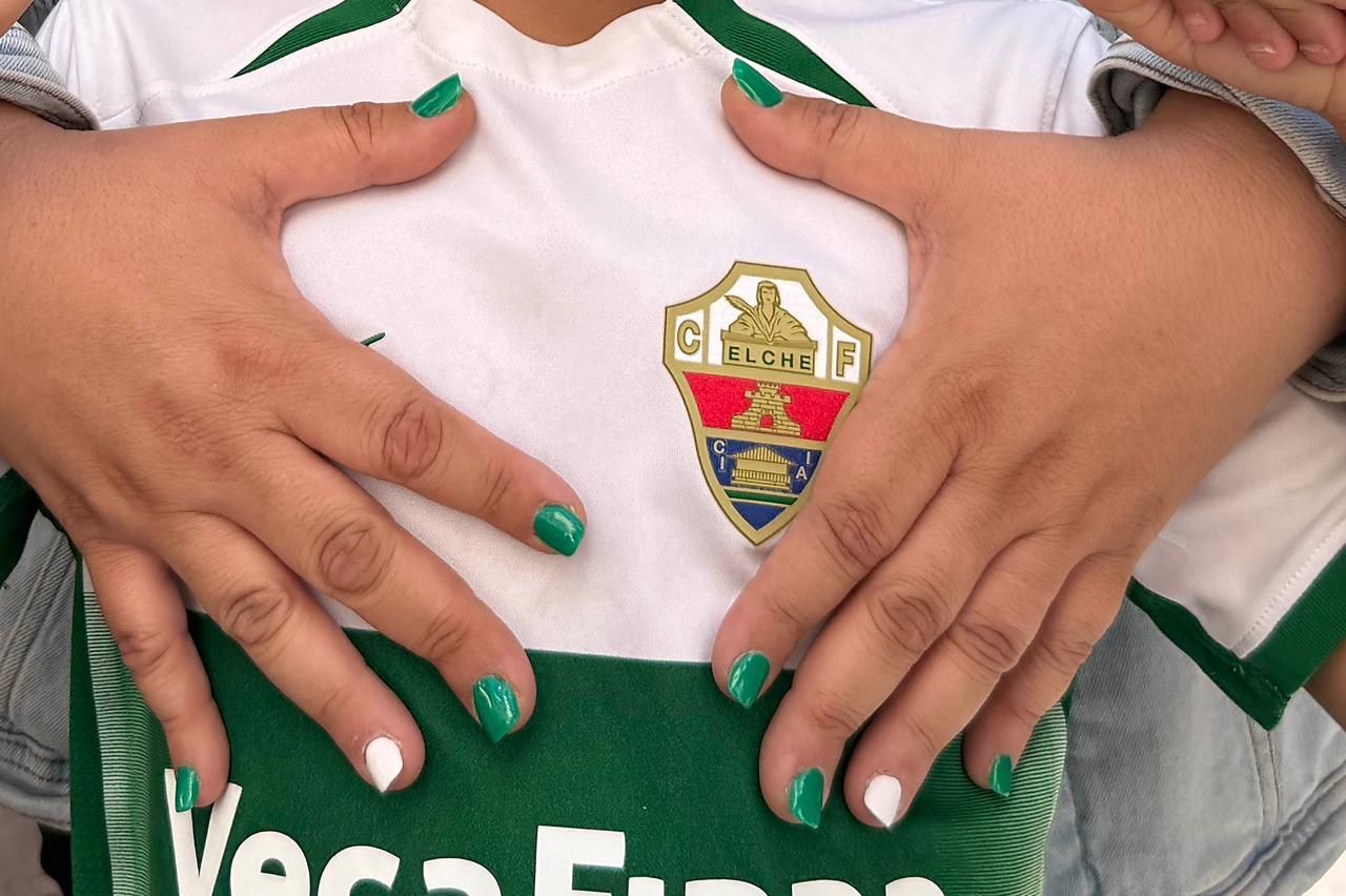 La afición del Elche inicia su viaje a La Coruña para ver ascender al equipo