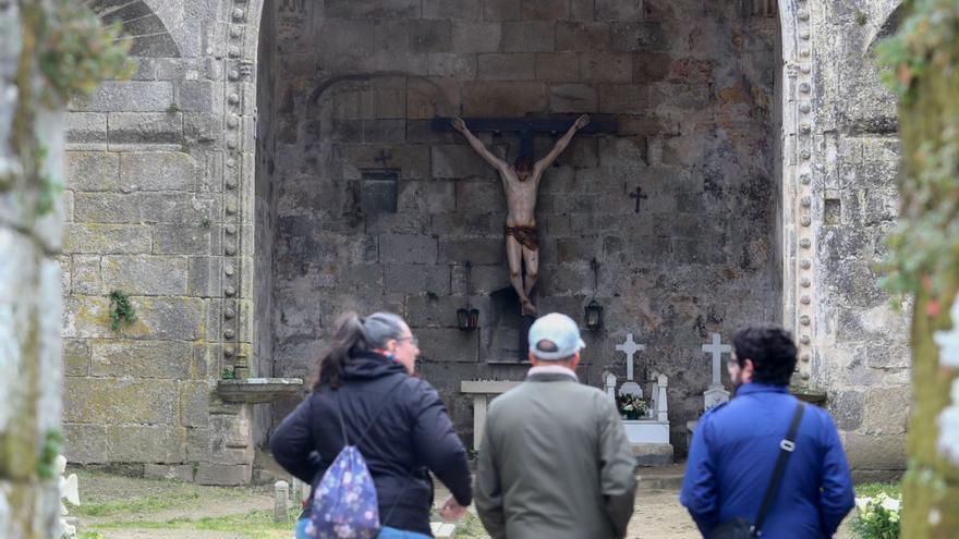 El Cristo de Francisco Leiro fue colocado ayer por noveno año en Santa Mariña.   | // IÑAKI ABELLA