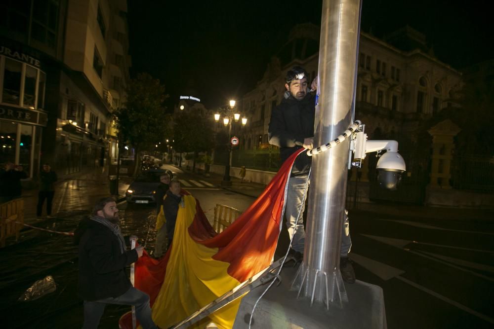 Izado de la bandera de España en Oviedo