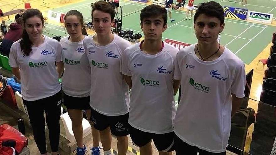 Miguel Sanluis (dcha.) junto al resto de jugadores gallegos presentes en el Internacional de Estonia.