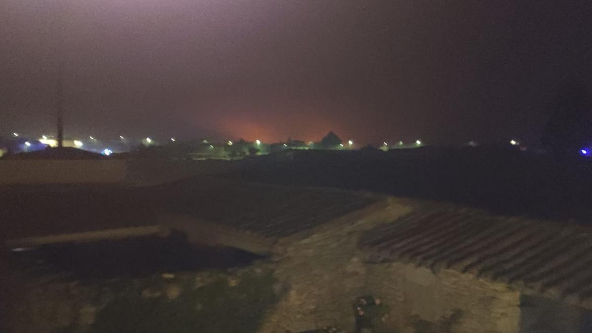 Vista del incendio de Roelos de Sayago en la madrugada del viernes al sábado.