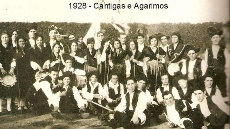 Unha vella foto de Cantigas e Agarimos, tomada cando a agrupación tiña sete anos. / cantigas e agarimos