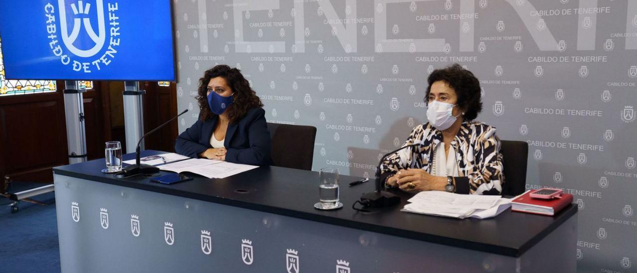 Carmen Luz Baso, a la izquierda, y María Dolores Pelayo durante el acto de presentación.