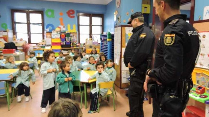 Más de 700 escolares de Dominicos participan en un simulacro de bomba