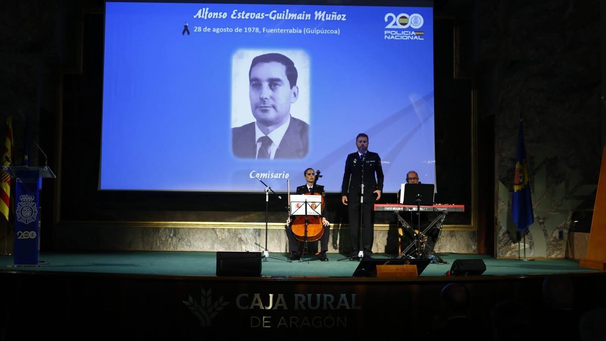 Uno de los momentos del homenaje a las víctimas de Terrorismo del Cuerpo Nacional de Policía, este jueves por la mañana en Zaragoza.