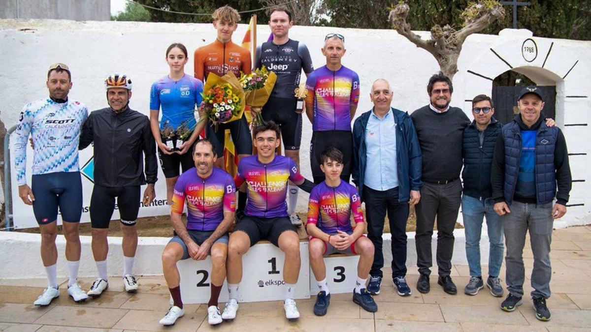 Los ganadores de la presente edición del Challenge Illes Balears Carretera junto con las autoridades