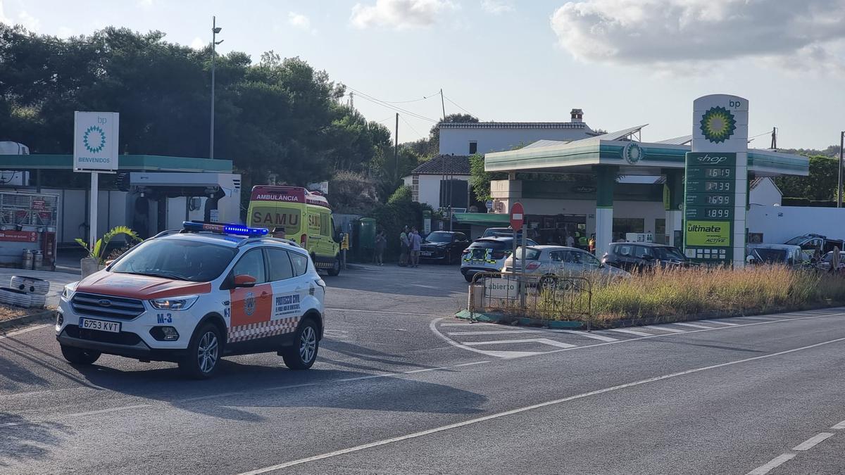 La gasolinera de El Poble Nou de Benitatxell después de que el coche se haya empotrado contra la tienda