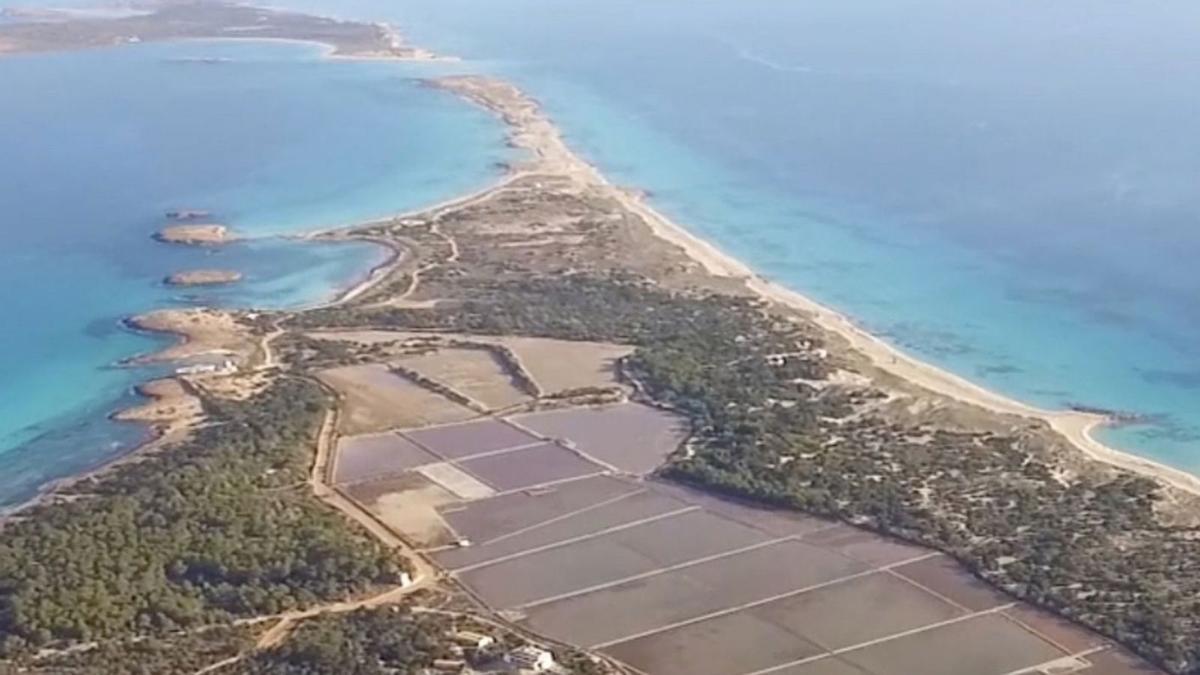Vista de las salinas de Formentera con la playa de ses Illetes y de Llevant, a la derecha. | GERARDO FERRERO