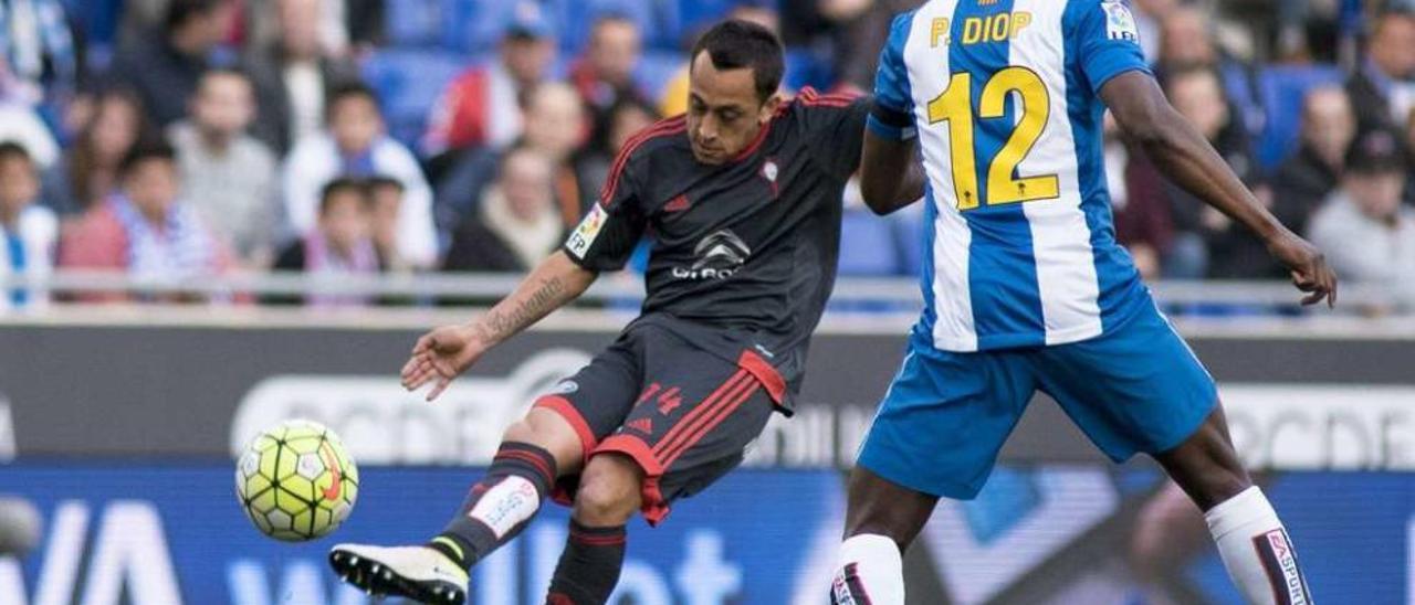 Fabián Orellana pone en el áea del Espanyol el centro que dio a Aspas el primer gol ante la mirada del centrocampista senegalés Pape Diop. // LOF