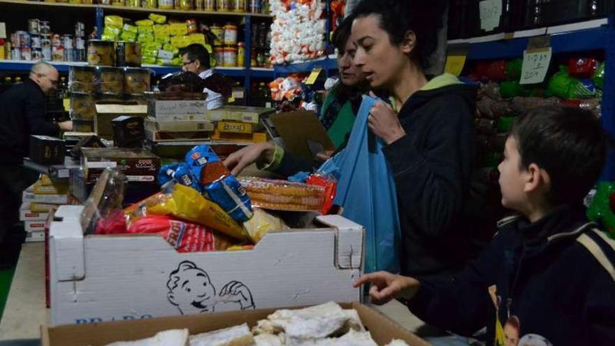 Un sector del almacén de SOS Baixo Miño, en Tomiño, con voluntarios llenando bolsas.