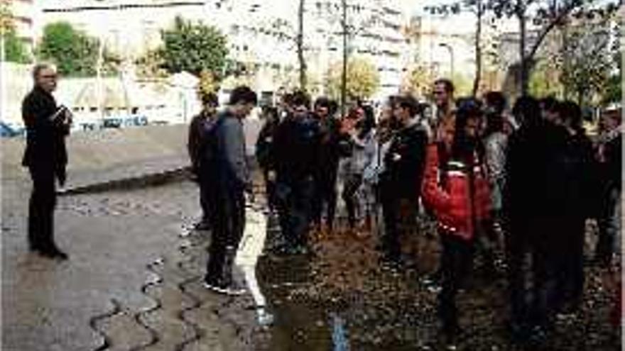 Pep Ametlla amb els estudiants de la UdG a la plaça de la Constitució.