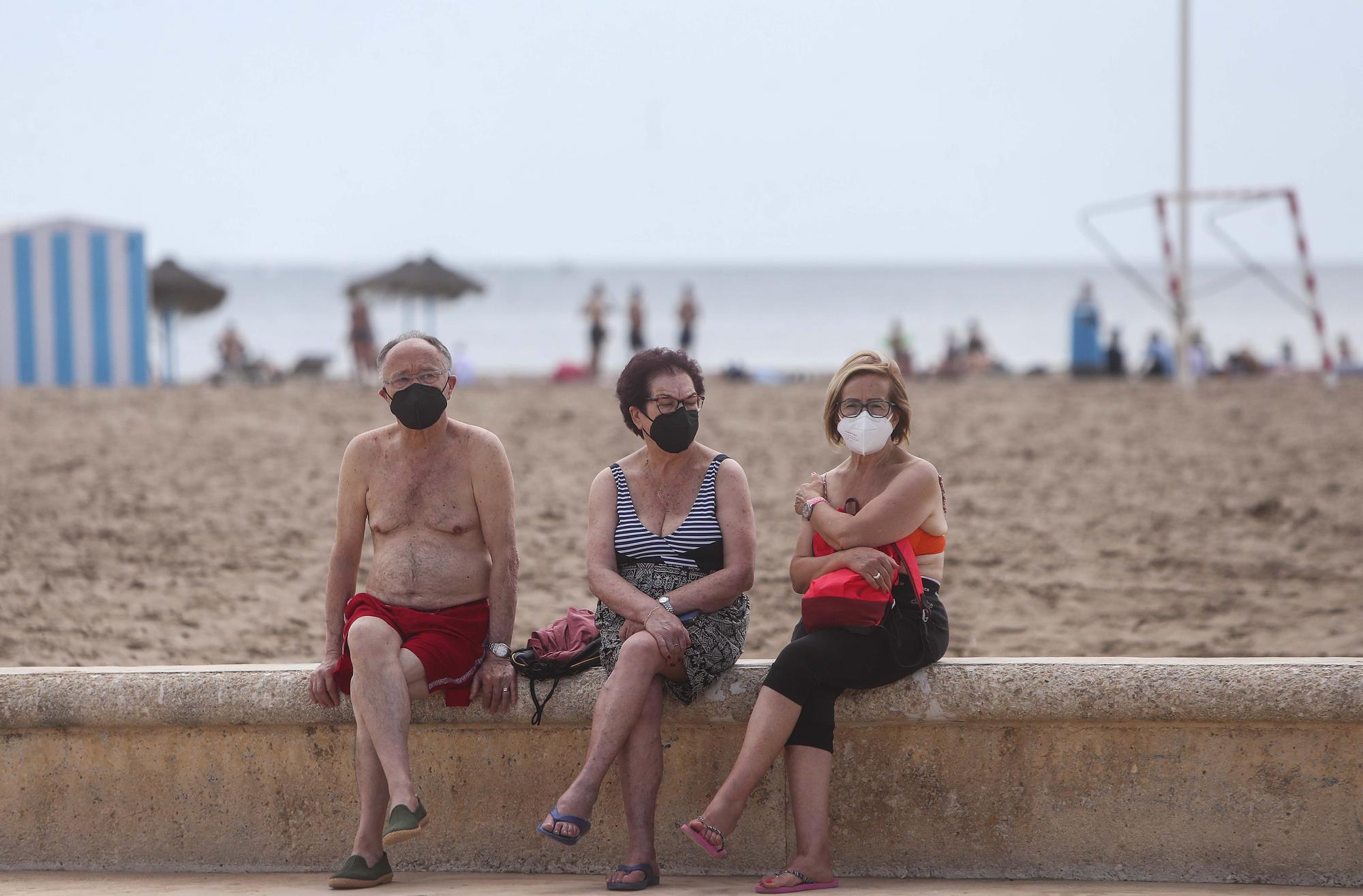 Los valencianos se adelantan al verano pese a las nubes