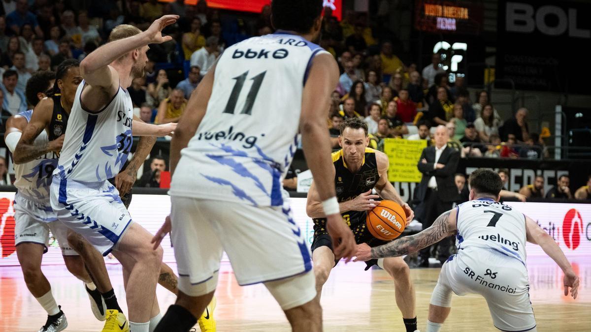 Marcelinho Huertas protege el balón durante el La Laguna Tenerife-Bilbao Basket del pasado curso.
