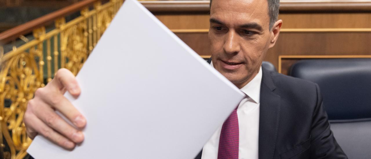 El presidente del Gobierno, Pedro Sánchez, durante una sesión plenaria, en el Congreso de los Diputados, a 10 de abril de 2024, en Madrid (España). El presidente del Gobierno comparece ante el Pleno hoy para informar, a petición propia, del Consejo Europeo Ordinario celebrado los días 21 y 22 de marzo y, a petición del Grupo Popular, para dar cuenta de cómo se organizó su reciente viaje oficial a Marruecos, y sobre los asuntos abordados, especialmente, aquellos pendientes tras la última XII RAN Marruecos-España. Además, durante la sesión plenaria tendrá especial relevancia la guerra en Gaza. 10 ABRIL 2024;PLENO;CONGRESO;CONSEJO EUROPEO Eduardo Parra / Europa Press 10/04/2024 / PEDRO SÁNCHEZ PÉREZ-CASTEJÓN;Eduardo Parra