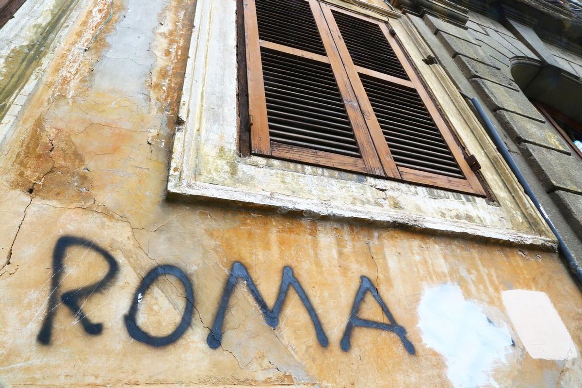 Roma en peligro - Grafiti en pared