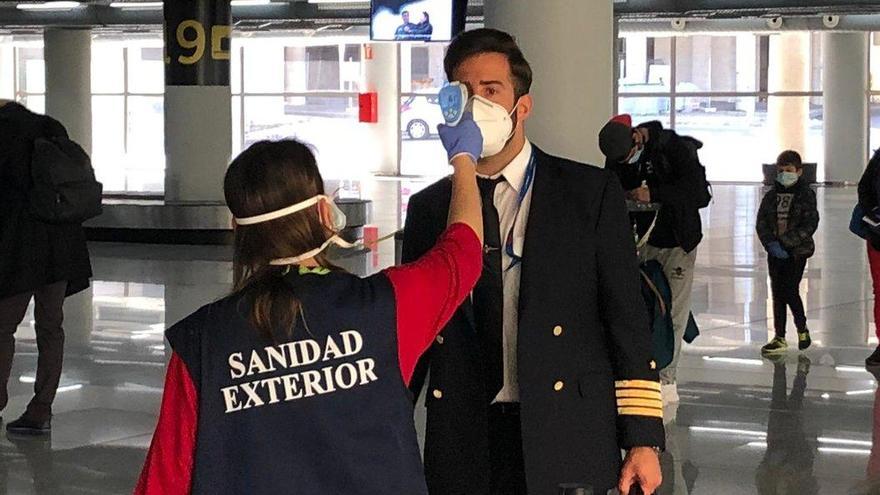 Los pasajeros que lleguen a España serán sometidos a controles visuales y de temperatura