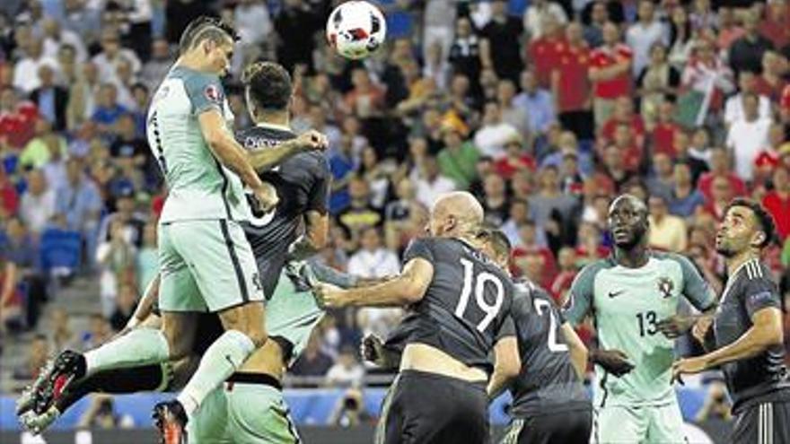 Cristiano acaba con el sueño galés y catapulta a Portugal a la gran final