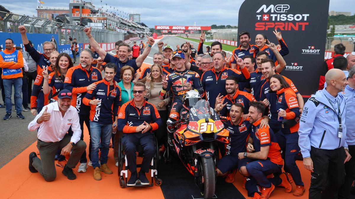 Pedro Acosta celebra con su equipo el podio en la carrera al sprint del Gran Premio de Valencia