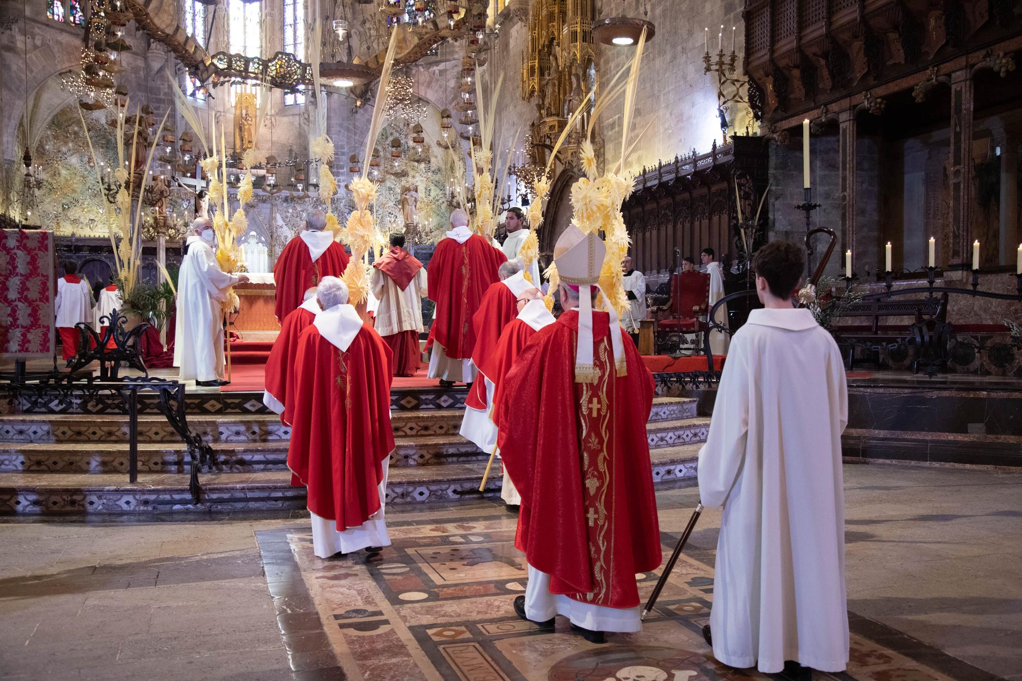 El obispo de Mallorca, Sebastià Taltavull, da el ‘sus’ al Domingo de Ramos, con la la bendición de los ramos y una misa en la Seu