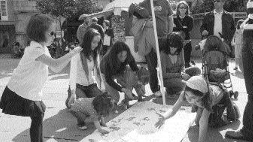 Se confeccionó un mural con manos de diversos colores que simbolizaban la diversidad de culturas. / JUnior