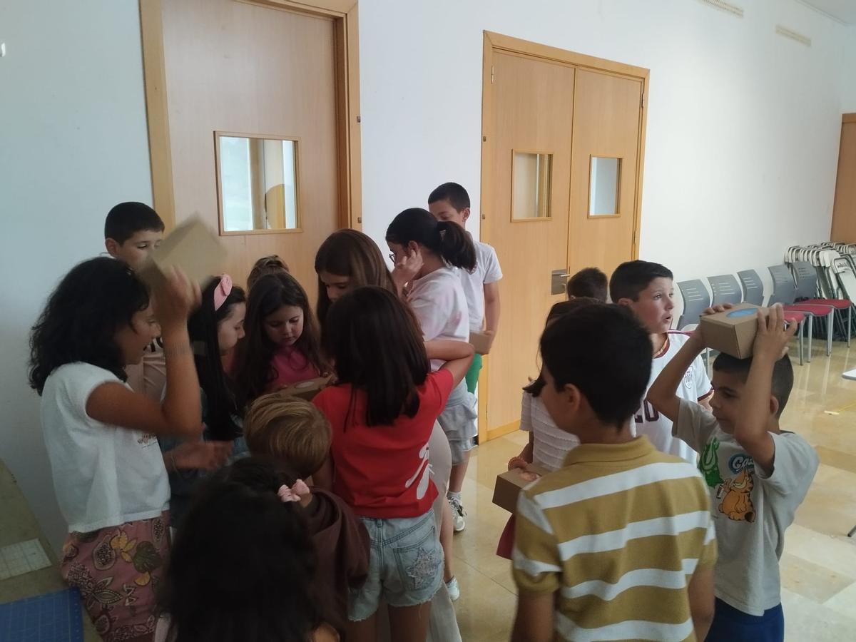 El taller "Misión Eclipse" en el Centro Cultural "Juan Velarde" de Salas, en imágenes