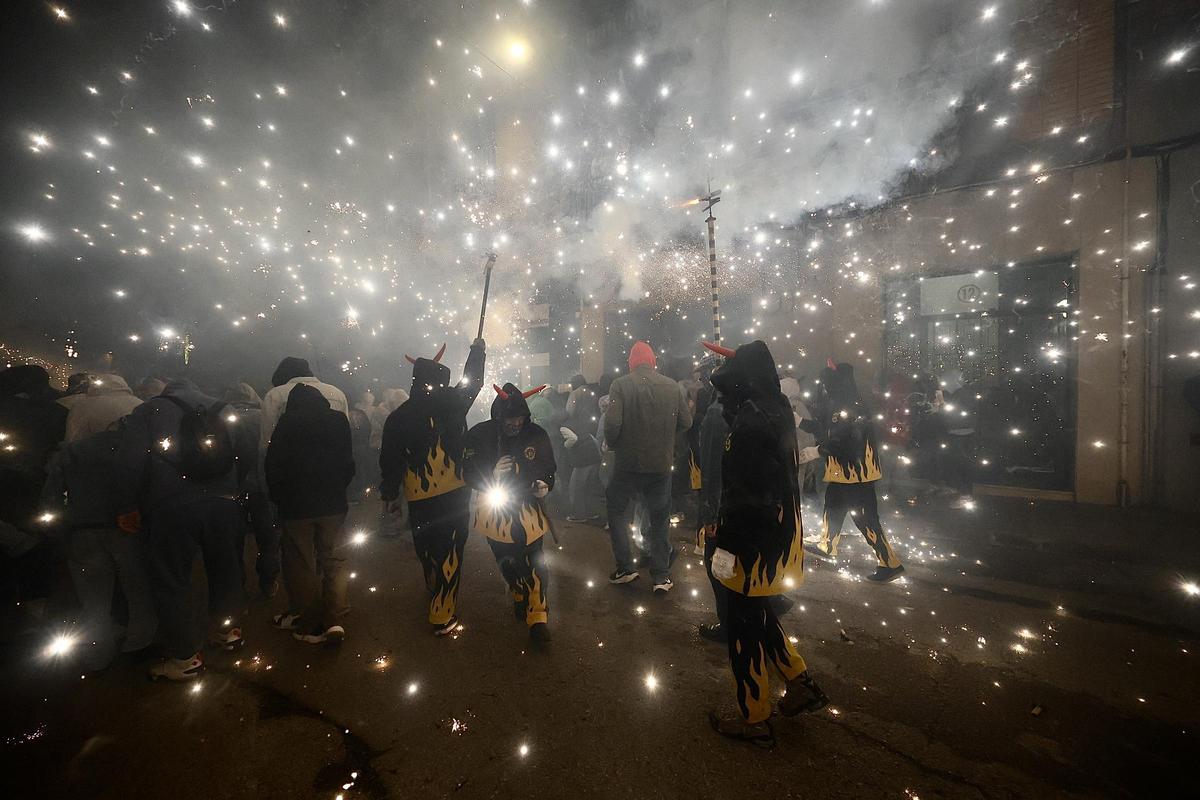Galería: El correfocs de Dimonis de la Plana recorre las calles de Castelló