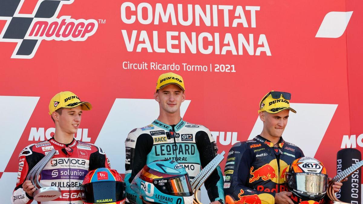 Sergio García Dols, Xavier Artigas y Jaume Masià, en el podio de la carrera de Moto3 de ayer en Cheste.  | EFE/KAI FÖRSTERLING