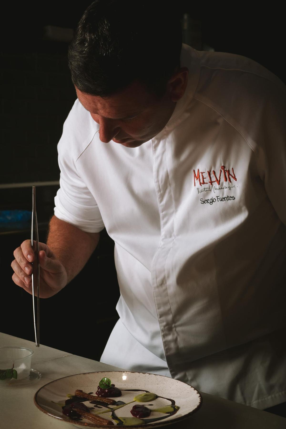 Fuentes, ejecutando un plato.