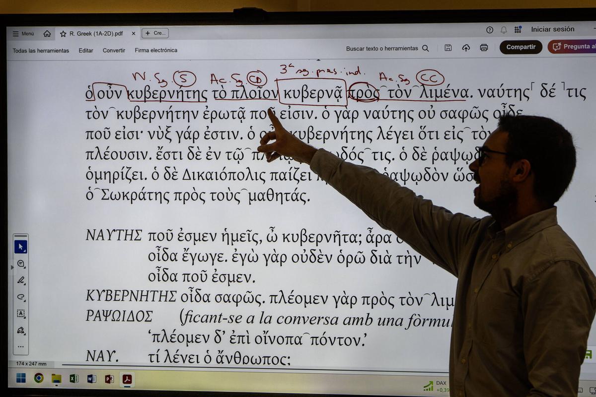 David Solé, subdirector del departamento de lenguas, imparte una clase de griego ático.