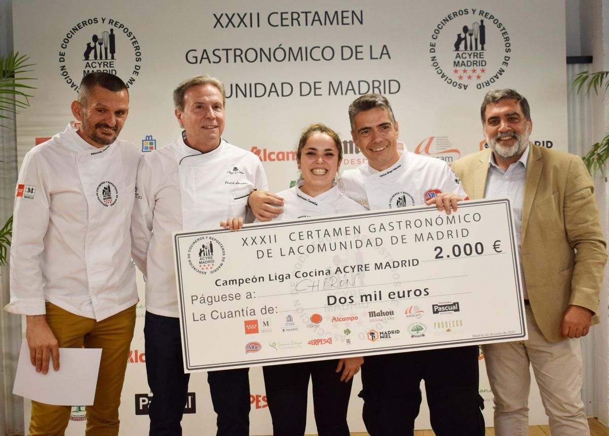 Estefanía Cazalla, de Restaurante Chirón, con su ayudante Carlos Hugo Sánchez, ha obtenido el primer puesto del XXXII Certamen Gastronómico de la Comunidad de Madrid, siendo elegida la mejor cocinera de la región.
