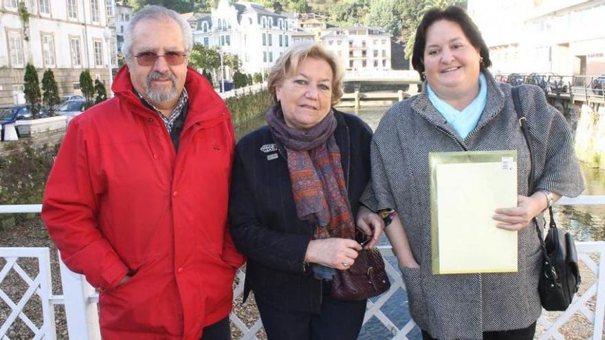 Rafael González del Busto, Juana Pelayo García-Poladura y Lidia Rodríguez Tineo, de la asociación &quot;Viento del Norte&quot;, en Luarca.