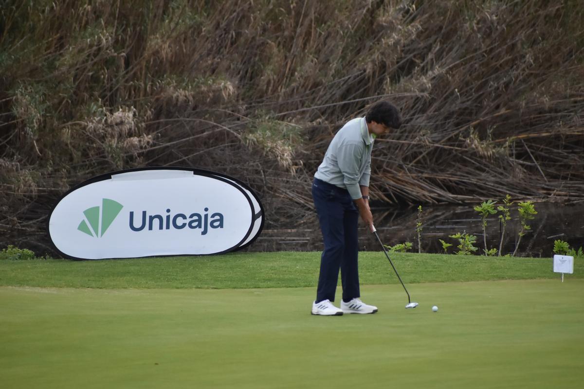 Un jugador de golf, a punto de dar un golpe.