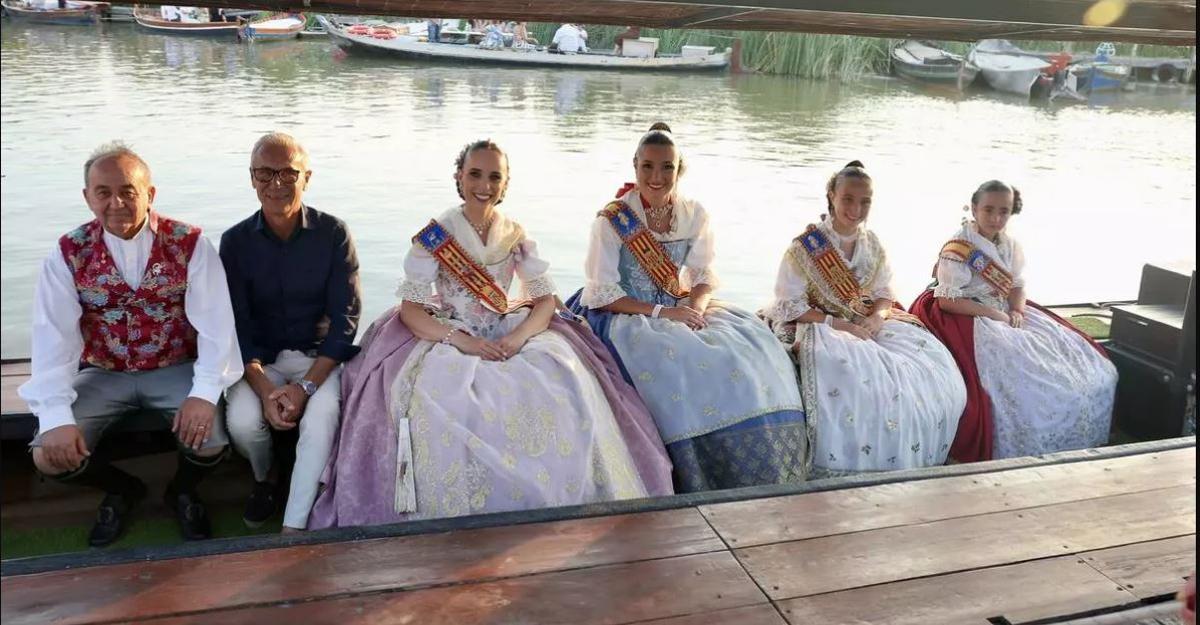 Anfitrión de Santi Ballester, Berta y Lucía, con sus falleras mayores 2025, Anabel Calero y Sofía Gayán, en la romería