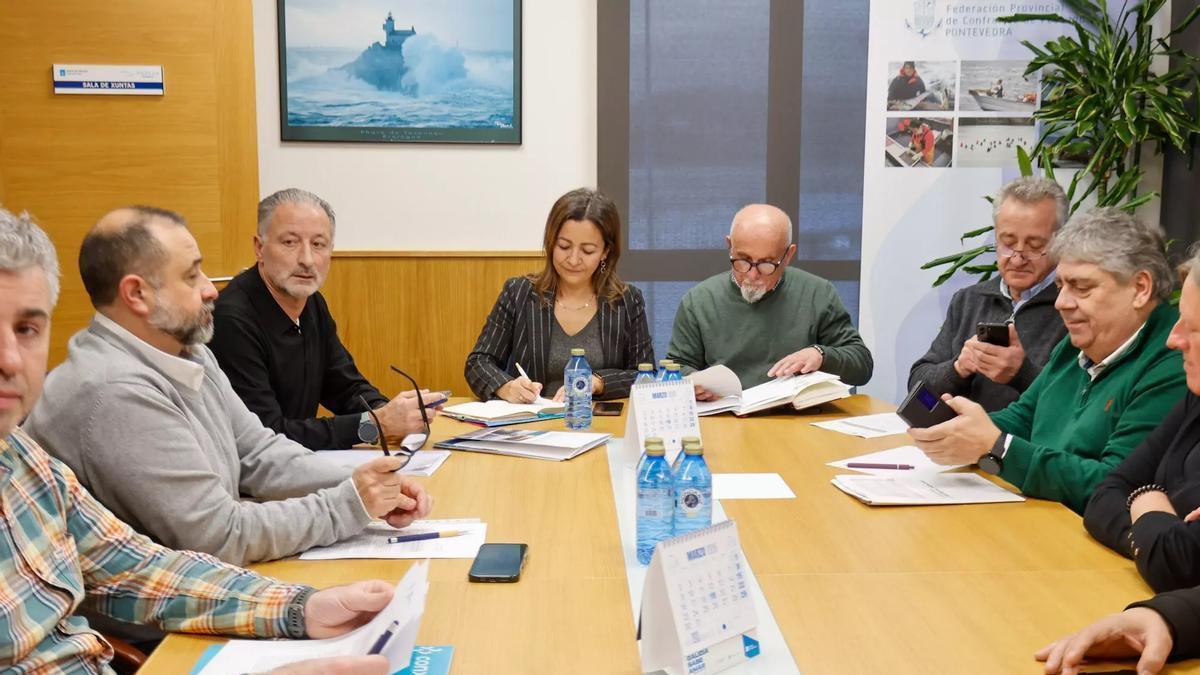 Una reunión entre representantes de Agacomar, cofradías y Consellería do Mar.