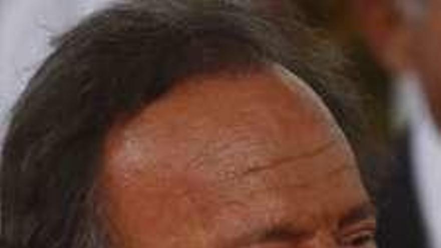 Julio Iglesias.