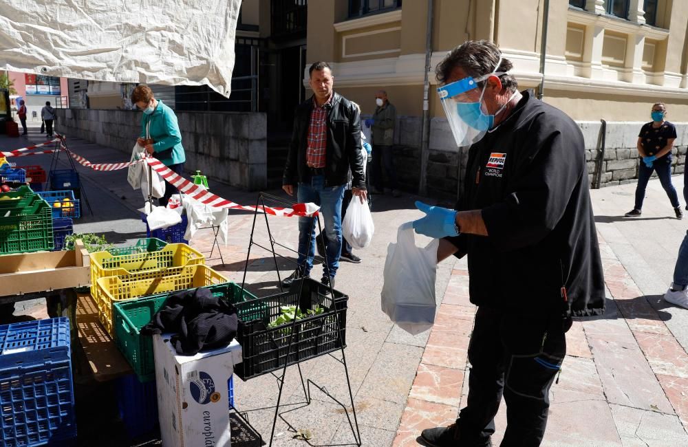 Vuelta del mercado dominical de abastos en Mieres